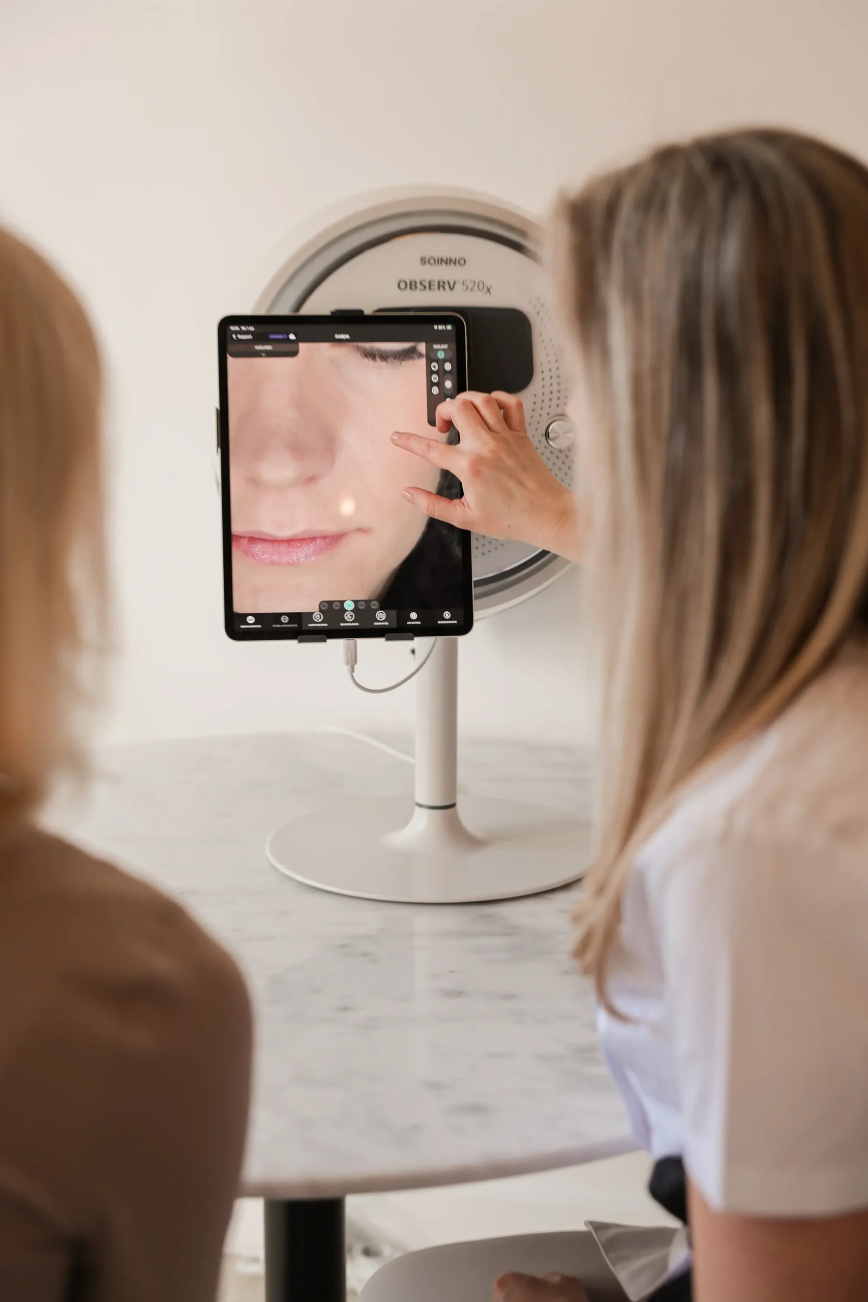 Diane voert een digitale huidscan / huidanalyse uit met een klant in Huidinstituut Diane in Hattem