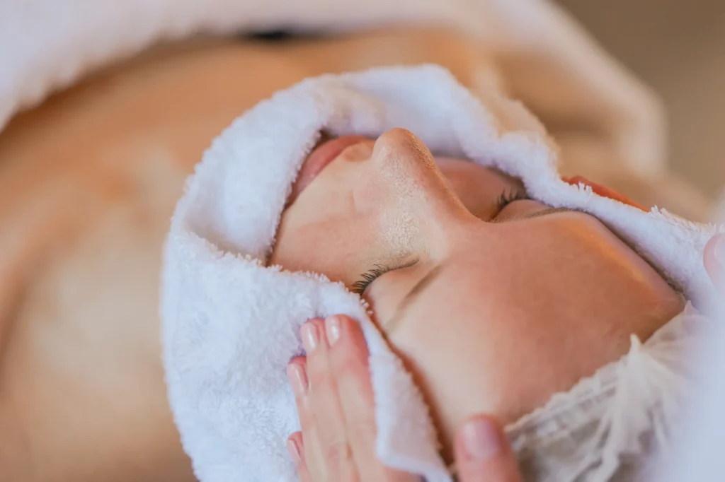 Close-up van bindweefsel massage met handdoek bij Huidinstituut Diane in Hattem