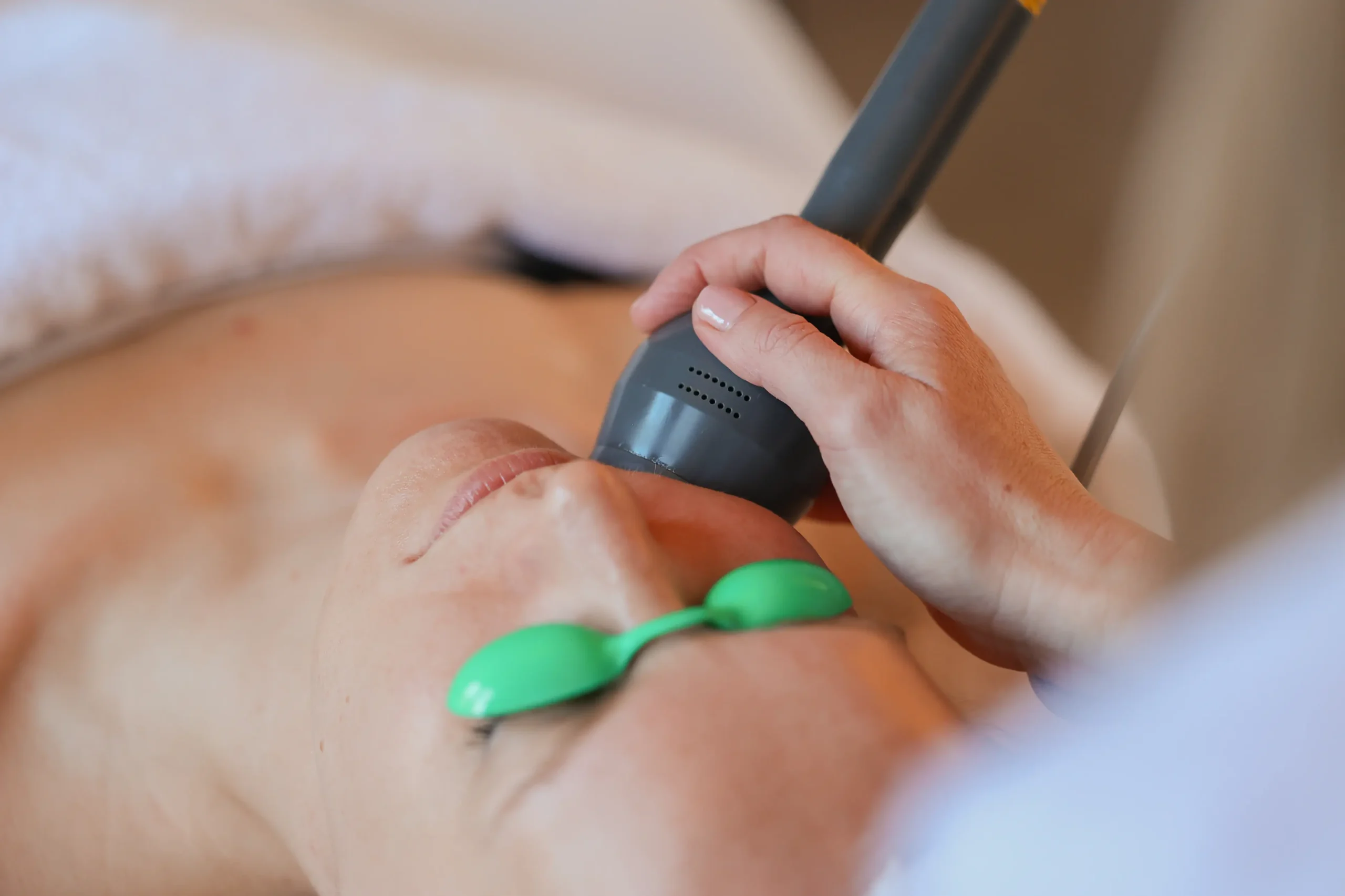Close-up van Cold laser met bril en apparaat bij Huidinstituut Diane in Hattem