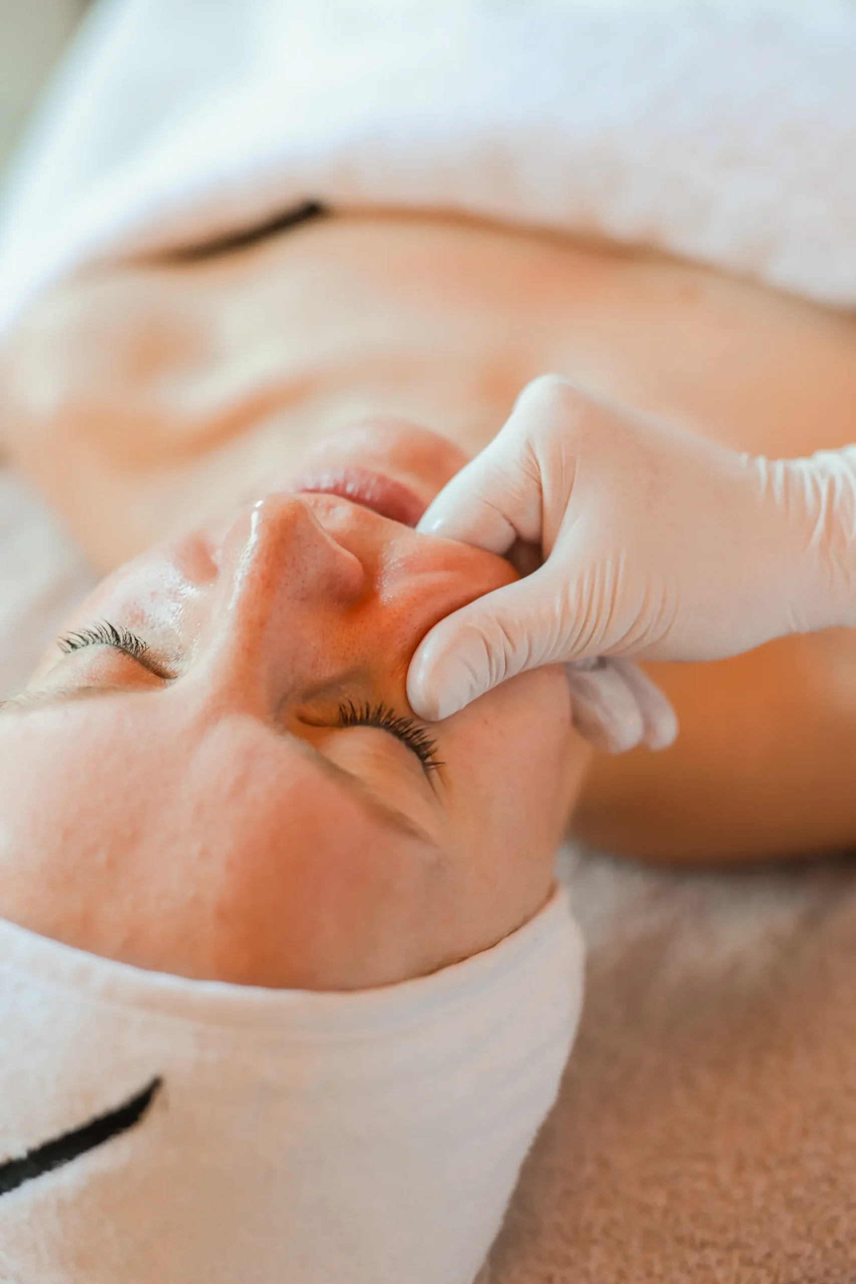 Close-up van Buccal massage bij gezicht van klant bij Huidinstituut Diane in Hattem